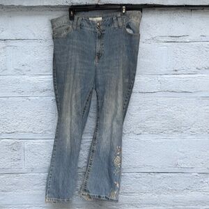 Fashion bug embroidered on pockets and on the leg. B24n